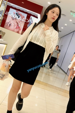 trump1451【KFC】白领少妇下班买奶茶回家·工作短裙下穿着粉色骚窄内