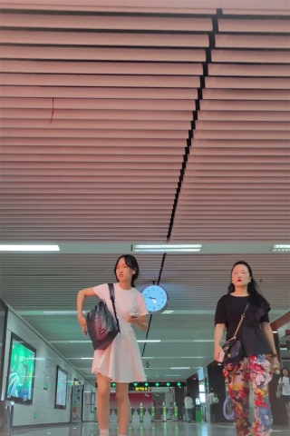 XM295白色连衣裙小姐姐扶梯上抄底，白色内内